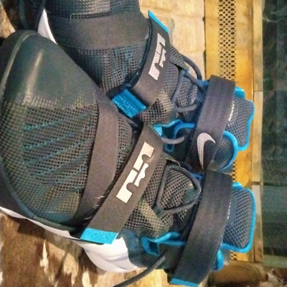 LeBron Soldier 9 Nike White and Navy Basketball Shoes Men's Size 11